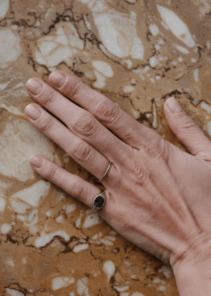 Brauner Marmor Mit Hand 731x1024